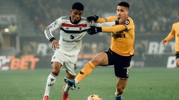 Aksi winger Manchester United, Amad Diallo (kiri) saat melawan Wolves pada laga Boxing Day pekan ke-18 Liga Inggris, Jumat (27/12/2024) dini hari WIB.