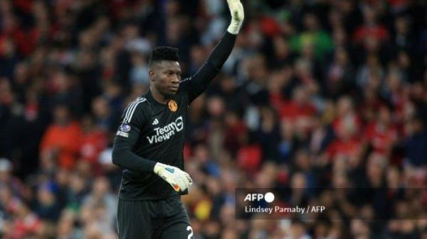 Penjaga gawang Kamerun Manchester United #24 Andre Onana melambaikan tangan kepada para penggemar selama pertandingan sepak bola Liga Utama Inggris antara Manchester United dan Wolverhampton Wanderers di Old Trafford di Manchester, Inggris barat laut, pada 14 Agustus 2023.