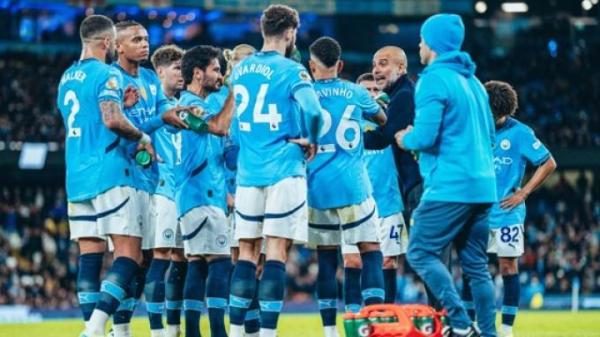 Pelatih Pep Guardiola memberikan arahan kepada anak asuhnya selama pertandingan Liga Inggris 2024/25 antara Manchester City vs Tottenham Hotspur di Etihad Stadium, Minggu (24/11/2024).