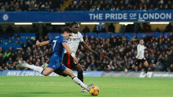 Aksi gelandang Chelsea, Pedro Neto (kiri) saat melawan Fulham pada pekan ke-18 Liga Inggris, Kamis (26/12/2024) malam WIB.