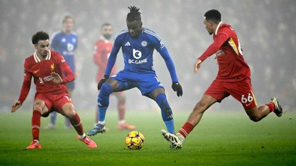 Penyerang Leicester City asal Inggris #10 Stephy Mavididi berebut bola dengan bek Liverpool asal Inggris #66 Trent Alexander-Arnold (Kanan) dan gelandang Liverpool asal Inggris #17 Curtis Jones (Kiri) selama pertandingan sepak bola Liga Primer Inggris antara Liverpool dan Leicester City di Anfield di Liverpool, Inggris barat laut pada 26 Desember 2024.