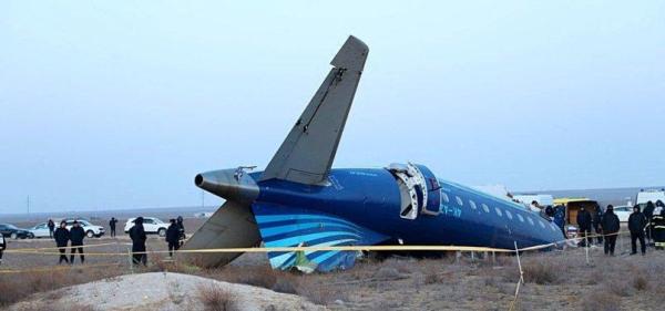 Puing-puing pesawat penumpang Azerbaijan Airlines di dekat Kota Aktau, Kazakhstan, 25 Desember 2024. (REUTERS)