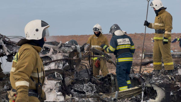 Dalam gambar selebaran yang dirilis oleh kementerian situasi darurat Kazakhstan, spesialis darurat bekerja di lokasi jatuhnya jet penumpang Azerbaijan Airlines dekat kota Aktau di Kazakh barat pada 25 Desember 2024. (Photo by Handout / Kazakhstan's emergency situations ministry / AFP)