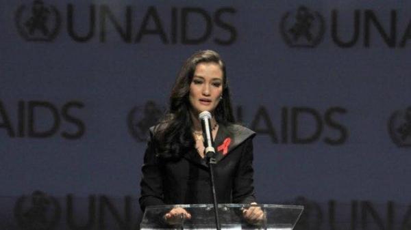 Atiqah Hasiholan didaulat sebagai UNAIDS National Goodwill Ambassador untuk Indonesia. Ia akan membantu UNAIDS Indonesia dalam
advokasi isu yang berhubungan dengan HIV dan Orang dengan HIV (ODHA). Fokusnya terhadap isu perempuan dan anak.