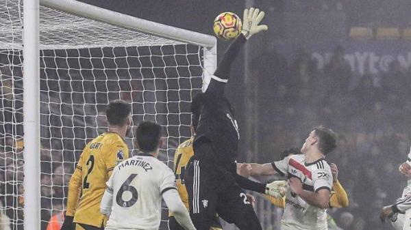 Aksi kiper Manchester United, Andre Onana saat kebobolan melawan Wolves pada pekan ke-18 Liga Inggris, Jumat (27/12/2024) dini hari WIB.