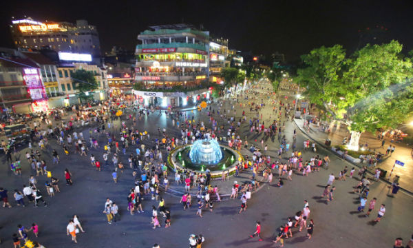 The walking street next to Hoan Kiem Lake during the weekends. Photo by VnExpress/Ngoc Thanh