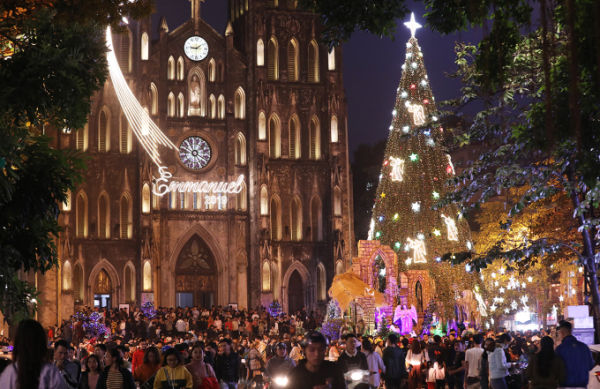 Christmas lights illuminate on Hanoi Cathedral, December 2024. Photo by VnExpress/Ngoc Thanh