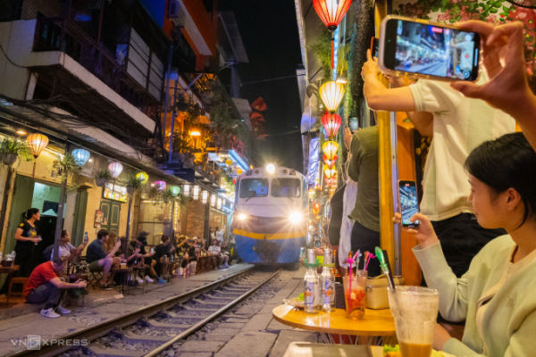 Images of a passing train at Hanois Train Street. Photo by VnExpress/Hoang Giang