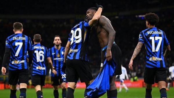 Selebrasi Marcus Thuram melepas jersey saat mencetak gol untuk Inter Milan ke gawang Como 1907, laga berakhir dengan skor 2-0 untuk kemenangan Nerazzurri, di Stadion Giuseppe Meazza, Selasa (24/12/2024).