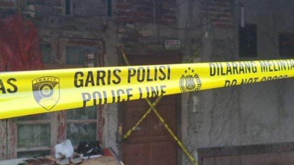 Garis polisi dipasang di lokasi pembunuhan yang dilakukan suami terhadap istrinya di Grumbul Sidayasa, RT 2, RW 5, Desa Kedungrandu, Kecamatan Patikraja, Kabupaten Banyumas, Sabtu (28/12/2024).