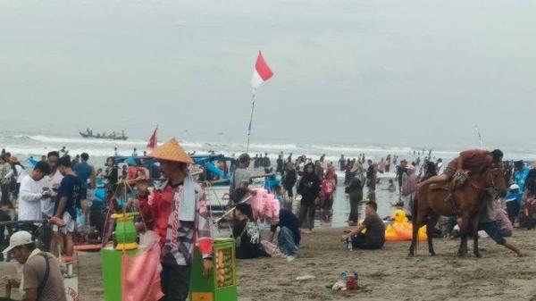 Wisatawan memadati Pantai Barat Pangandaran, Jawa Barat, Minggu (29/12/2024).