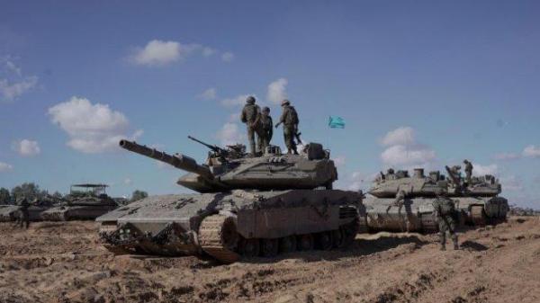 Tentara Israel (IDF) di satuan Brigade Givati ​​berdiri di atas sebuah tank di Rafah timur di Jalur Gaza selatan, dalam gambar selebaran yang dirilis pada 10 Mei 2024.