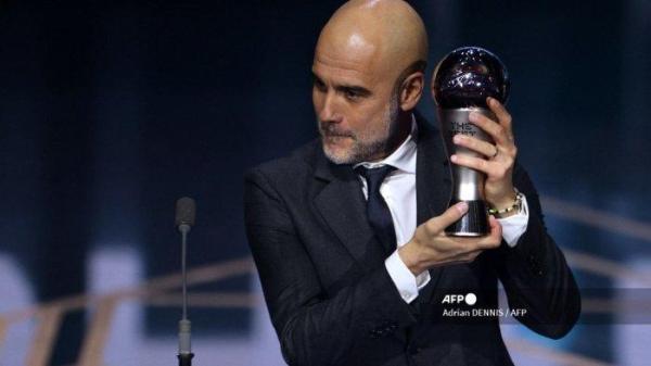 Manajer Manchester City, Pep Guardiola memegang penghargaan Pelatih Pria Terbaik FIFA 2023. Penghargaan ini diberikan kepada Pep Guardiola dalam acara  The Best FIFA Football Awards 2023 yang digelar di London, Selasa (16/1/2024) dini hari WIB. Penyerahan penghargaan diberikan oleh legenda Arsenal Thierry Henry dan Reshmin Chowdhury.
Adrian DENNIS / AFP