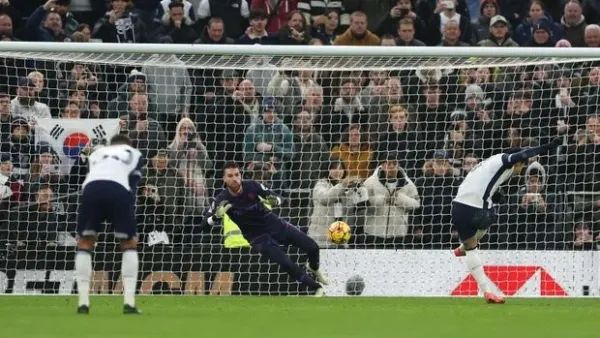 LONDON, ENGLAND - DECEMBER 29: Jose Sa of Wolverhampton Wanderers saves a penalty kick from Son Heung-Min of Tottenham Hotspur during the Premier League match between Tottenham Hotspur FC and Wolverhampton Wanderers FC at Tottenham Hotspur Stadium on December 29, 2024 in London, England. (Photo by Alex Pantling/Getty Images)