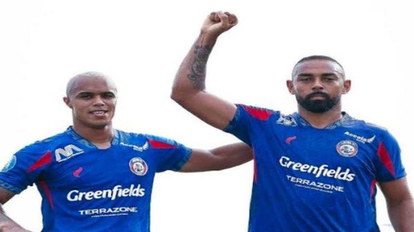 Dalberto dan Wiliam Marcilio saat merayakan selebrasi usai mencetak gol dalam pertandingan Madura United Vs Arema FC pada 21 November 2024 di Gelora Bangkalan Madura.