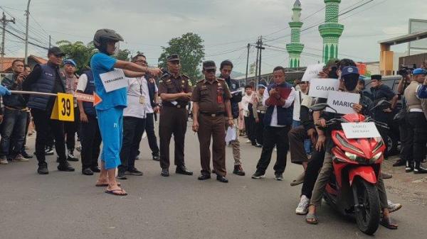 Adegan Aipda Robig Zaenudin (38) menembak tiga pelajar SMKN 4 Semarang masing-masing Gamma atau GRO (17), SA (17) dan AD (16) di  depan Alfamart Jalan Candi Penataran Raya, Ngaliyan, Kota Semarang, Senin (30/12/2024).