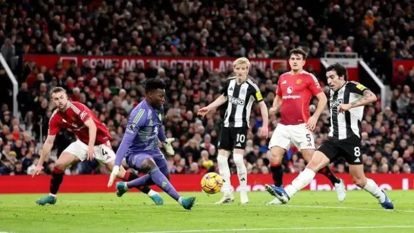 MANCHESTER, ENGLAND - DECEMBER 30: Sandro Tonali of Newcastle United hits the post with this shot during the Premier League match between Manchester United FC and Newcastle United FC at Old Trafford on December 30, 2024 in Manchester, England. (Photo by Carl Recine/Getty Images)