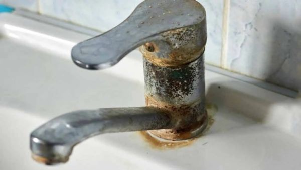 Bathroom Tap Cleaning 