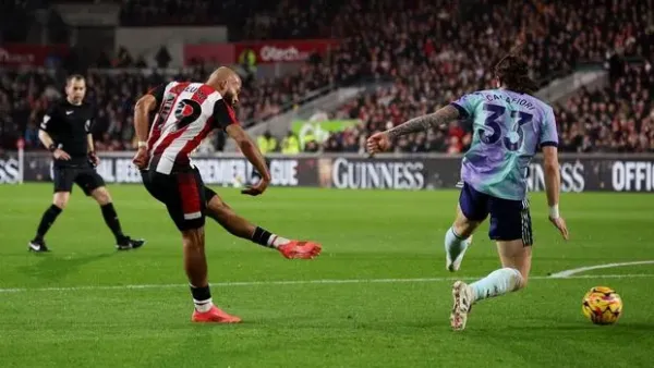 Soccer Football - Premier League - Brentford v Arsenal - GTech Community Stadium, London, Britain - January 1, 2025 Brentford's Bryan Mbeumo scores their first goal REUTERS/David Klein EDITORIAL USE ONLY. NO USE WITH UNAUTHORIZED AUDIO, VIDEO, DATA, FIXTURE LISTS, CLUB/LEAGUE LOGOS OR 'LIVE' SERVICES. ONLINE IN-MATCH USE LIMITED TO 120 IMAGES, NO VIDEO EMULATION. NO USE IN BETTING, GAMES OR SINGLE CLUB/LEAGUE/PLAYER PUBLICATIONS. PLEASE CONTACT YOUR ACCOUNT REPRESENTATIVE FOR FURTHER DETAILS..