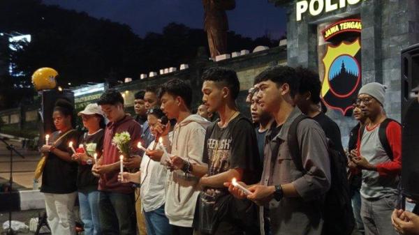 Peserta Aksi Kamisan Semarang menyalakan lilin memperingati 40 hari Gamma 2