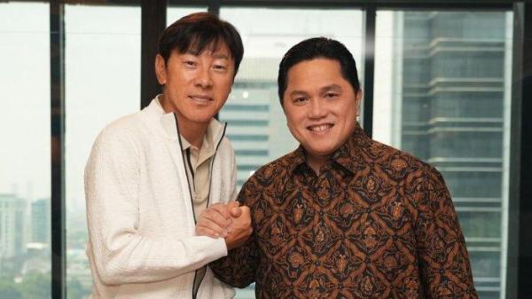 Pelatih Timnas Indonesia, Shin Tae-yong (kiri) bertemu dengan Ketua Umum PSSI, Erick Thohir (kanan) membahas persiapan Timnas Indonesia jelang putaran ketiga Kualifikasi Piala Dunia 2026 Zona Asia.