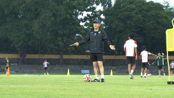 Shin Tae-yong saat latihan Timnas Indonesia jelang lawan Filipina di Stadion Sriwedari, Solo, Jumat (20/12/2024)