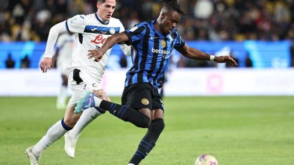 Bek Inter Milan Yann Bisseck dijaga oleh gelandang Atalanta Nicolo Zaniolo selama pertandingan semifinal Piala Super Italia antara Inter Milan vs Atalanta di Stadion Al-Awwal di Riyadh pada tanggal 3 Januari 2025