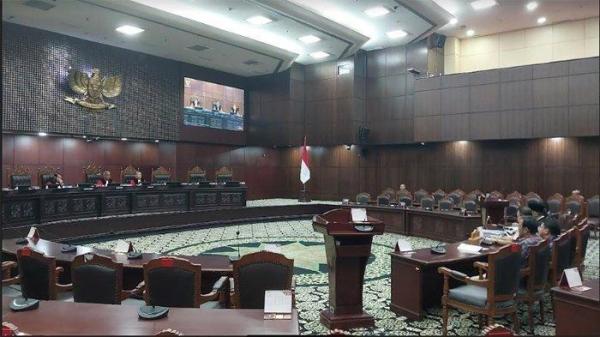 SIDANG - Mahkamah Konstitusi (MK) menggelar sidang perbaikan permohonan pengujian undang-undang berkaitan dengan syarat calon kepala daerah, Senin (29/7).