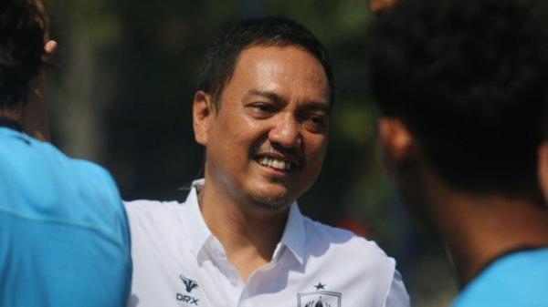 CEO PSIS Semarang Yoyok Sukawi saat bertemu para pemain di sesi latihan tim Mahesa Jenar, Jumat (11/10/2024).