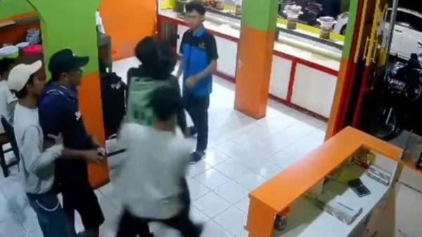 Tangkapan layar video viral segerombolan pria aniaya pegawai rumah makan usai dibilangi bahwa kuah padang habis.