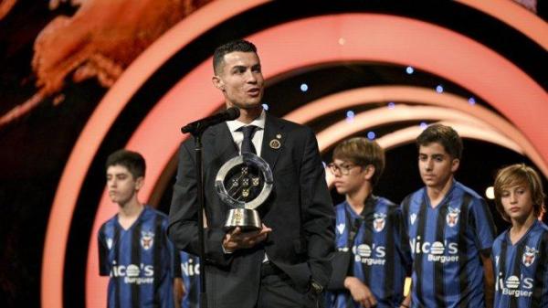 Cristiano Ronaldo, pesepakbola ikonik Portugal dan pencetak gol terbanyak, diberi penghargaan Senin malam dengan trofi Platinum Quinas yang bergengsi di upacara Quinas de Ouro, acara tahunan yang merayakan yang terbaik dalam sepak bola Portugal. Diberikan oleh Federasi Sepak Bola Portugal, trofi Platinum Quinas adalah penghargaan tertinggi dalam sepak bola Portugal, yang mengakui karier luar biasa Ronaldo dan warisan abadi sebagai simbol Portugal di panggung internasional.