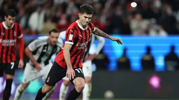 RIYADH, SAUDI ARABIA - JANUARY 03: Christian Pulisic of AC Milan scores his team's first goal from a penalty kick during the Italian Super Cup Semi-Final match between AC Milan and Juventus at Al Awwal Park on January 03, 2025 in Riyadh, Saudi Arabia. (Photo by Yasser Bakhsh/Getty Images)