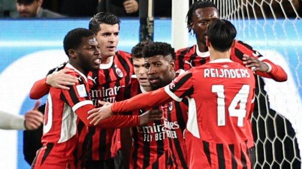 Para pemain AC Milan merayakan gol penyeimbang setelah penyerang AS mereka bernomor punggung 11 Christian Pulisic mencetak gol pada pertandingan semifinal Piala Super Italia antara Juventus dan AC Milan di Taman Al-Awwal di Riyadh pada tanggal 3 Januari 2025.