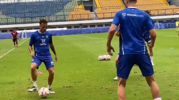 Mailson Lima (kiri) masih mengikuti sesi latihan Persib Bandung di Stadion Gelora Bandung Lautan Api, Bandung, Jumat (3/1/2025).