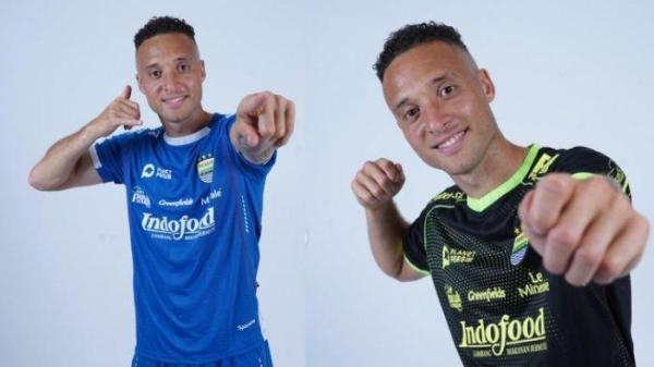 Pemain baru Persib Bandung itu pun mengunggah foto-foto dirinya ketika mengenakan jersey baru.