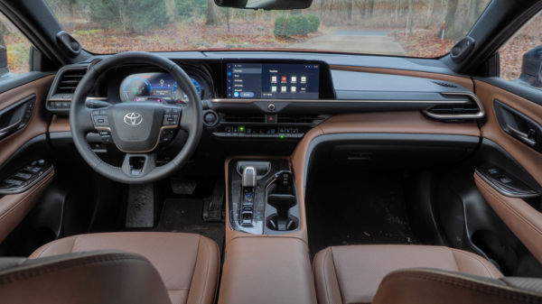 2025 Toyota Crown Signia Limited dashboard