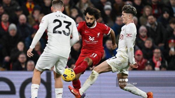 Pemain Manchester United, Alejandro Garnacho bersaing dengan pemain Liverpool, Mohamed Salah selama laga Liga Inggris Liverpool vs Manchester United di Anfield pada 17 Desember 2023.