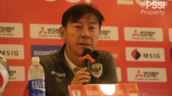 Pelatih Timnas Indonesia, Shin Tae-yong saat konferensi pers jelang melawan Vietnam pada pertandingan fase grup B Piala AFF 2024, sabtu (14/12/2024).