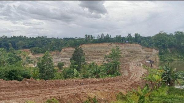 Potret tambang atau galian tanah di kampung Papanggo, Desa Mekarsari, Kecamatan Rangkasbitung, Kabupaten Lebak yang merugikan warga sekitar.