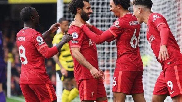 Pemain LIverpool FC, Mohamed Salah (kedua dari kiri), merayakan gol yang dicetaknya saat melawan Watford, Sabtu (16/10/2021) malam.