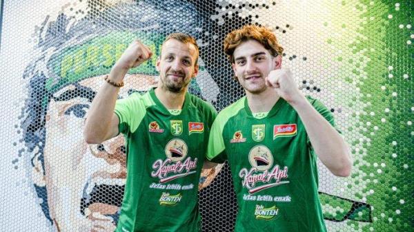 Dime Dimov (kiri) dan Dejan Tumbas (kanan) resmi membela Persebaya Surabaya di paruh kedua Liga 1 2024/25