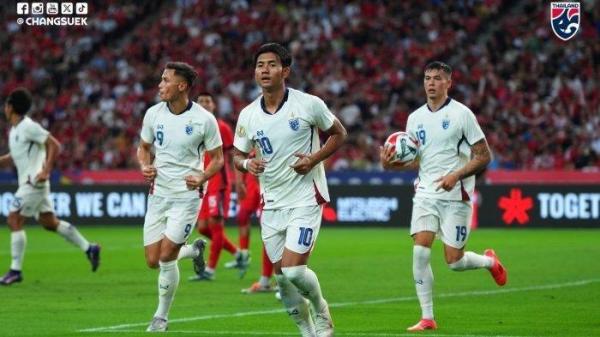 Pemain Thailand Suphanat Mueanta melakukan selebrasi setelah mencetak gol sundulan indah ke gawang Singapura untuk mengubah skor menjadi 2-2 di laga Piala AFF 2024, Selasa (17/12/2024).