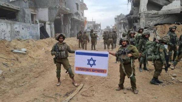 Pasukan Pendudukan Israel (IDF) memamerkan bendera Israel di Jalur Gaza setelah penyerbuan mereka memporak-porandakan wilayah kantung Palestina tersebut.