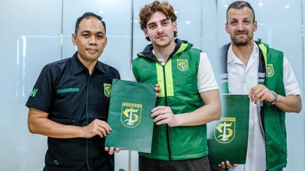 Direktur Operasional Persebaya Candra Wahyudi bersama 2 pemain asing baru Dime Dimov dan Dejan Tumbas.