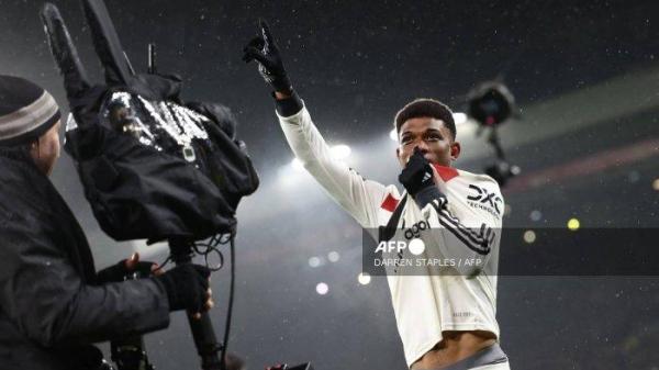 Gelandang Manchester United asal Pantai Gading #16 Amad Diallo merayakan gol kedua mereka dalam pertandingan sepak bola Liga Primer Inggris antara Liverpool dan Manchester United di Anfield, Liverpool, Inggris barat laut pada 5 Januari 2025. (Foto oleh Darren Staples / AFP)