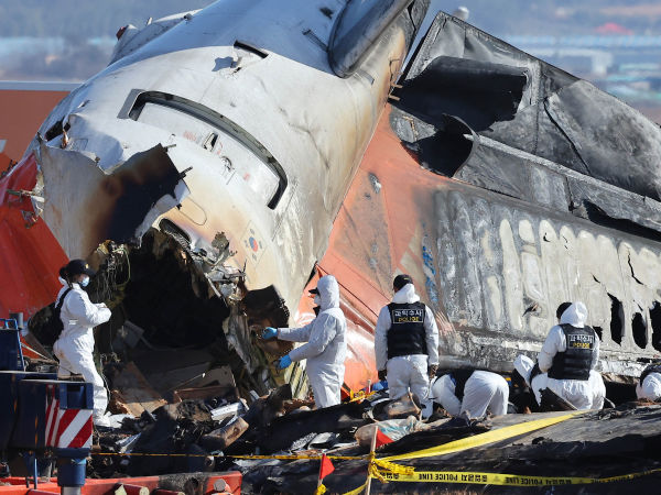 Personel forensik polisi dan pejabat Biro Investigasi Nasional bekerja di lokasi kejadian pesawat Boeing 737-800 Jeju Air jatuh dan terbakar di Bandara Internasional Muan di Muan, sekitar 288 kilometer barat daya Seoul pada 31 Desember 2024. - Boeing 737 -800 membawa 181 orang dari Thailand ke Korea Selatan ketika pesawat tersebut jatuh pada saat kedatangan pada tanggal 29 Desember, menewaskan semua orang di dalamnya -- kecuali dua pramugari yang ditarik dari kecelakaan tersebut. puing-puing bencana penerbangan terburuk di tanah Korea Selatan.  (Photo by YONHAP / AFP)