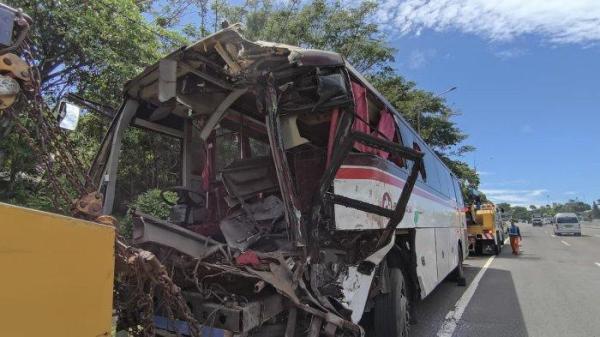 Kondisi bus Primajasa yang ringsek alami kecelakaan beruntun di Tol Cipularang KM 97 A, Kecamatan Darangdan, Kabupaten Purwakarta, Minggu (5/1/2025).