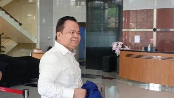 Mantan Direktur Jenderal (Dirjen) Imigrasi, Ronny Sompie tiba di Gedung Merah Putih KPK, Jakarta untuk diperiksa sebagai saksi terkait kasus korupsi berupa suap pergantian antar waktu (PAW) Anggota DPR RI periode 2019-2024 dengan tersangka Harun Masiku dan Hasto Kristiyanto selaku Sekjen PDIP, Jumat (3/1/2025).