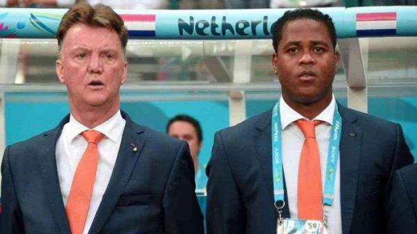 Patrick Kluivert (kanan) saat mendampingi Louis van Gaal di bench Timnas Belanda pada Piala Dunia 2014. (FOTO: Eurosport.com)