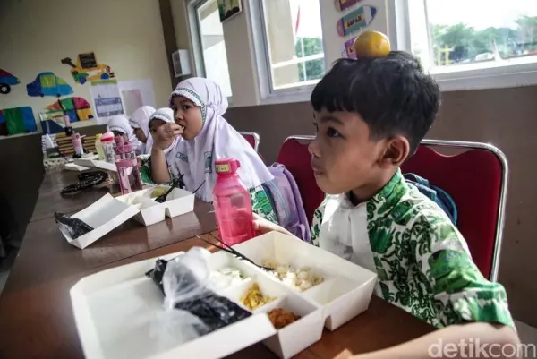 Presiden Prabowo Subianto menjadikan makan bergizi gratis jadi program kerja unggulannya. Uji coba hari ini digelar di sekolah swasta Jakarta.